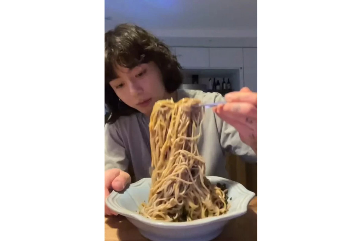 一碗細麵，配上韓國早餐店使用的麵條撈勻，特寫顯示麵條在空中拉伸