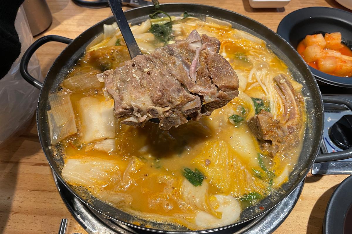 炖汤中的食材，汤匙正在舀汤