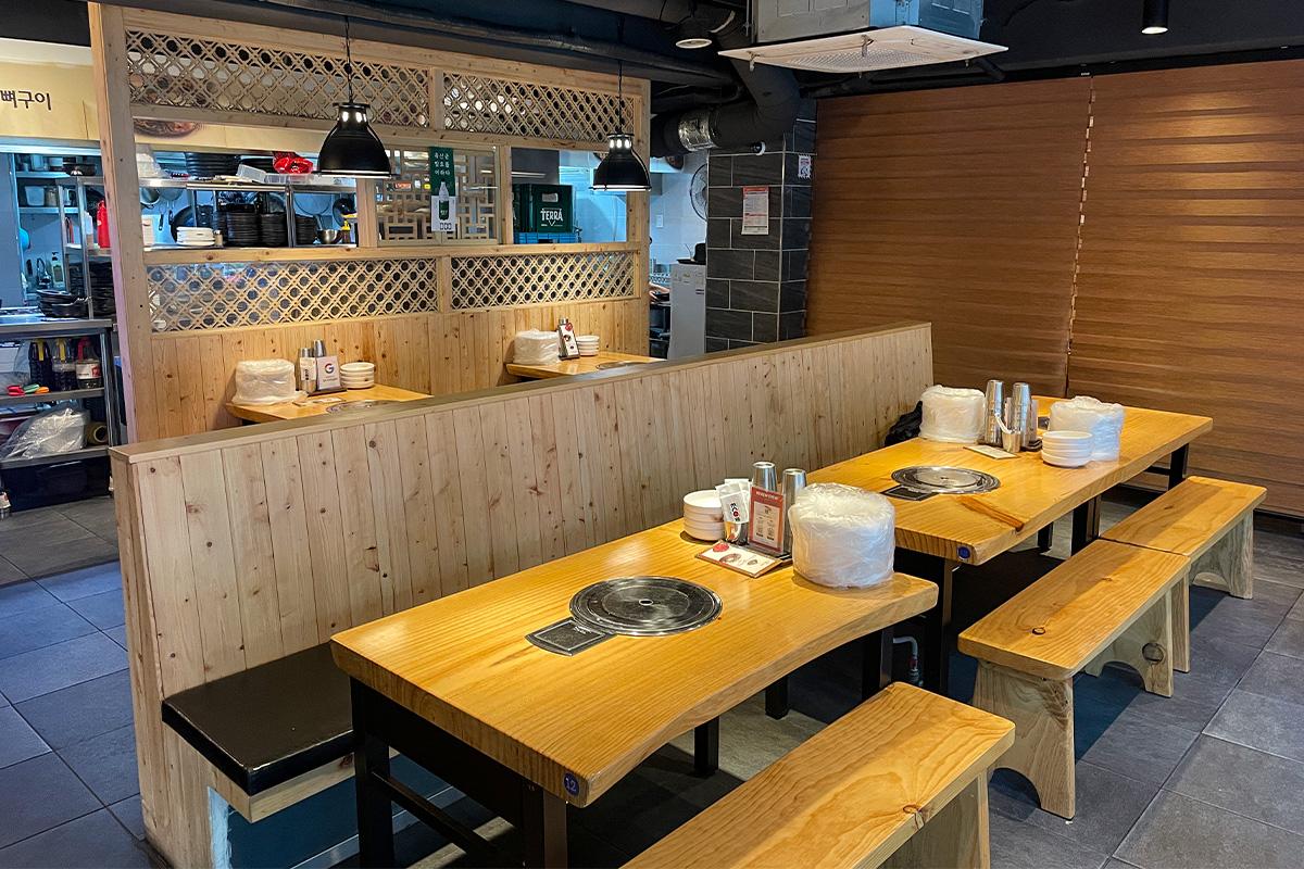 Einrichtung und Sitzanordnung in Kongbbyeosut Gamjatang Restaurant in Seoul, ideal für Gruppenessen.