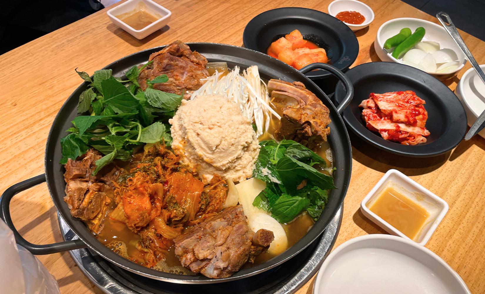 Kongppyeo Sutppyeo Gamjatang: Nhà hàng canh xương khoai tây nức tiếng ở Myeongdong