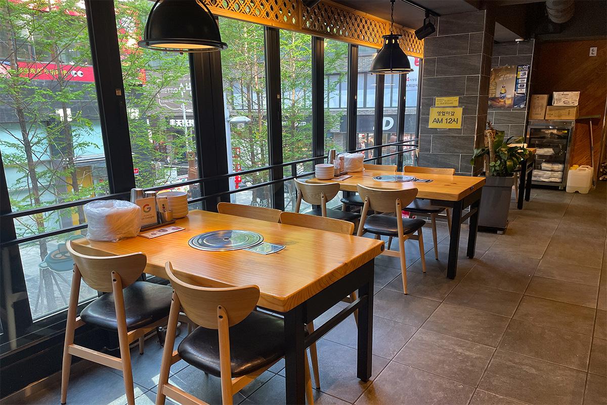 明洞豆骨炭骨马铃薯排骨汤餐厅内俯视图