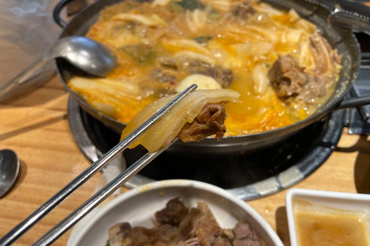 浸在芥末酱汁中的排骨