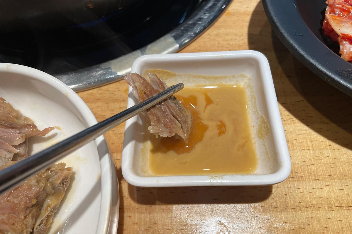 剪刀正在剪切整块泡菜