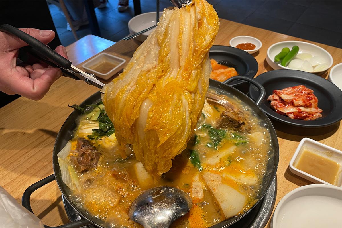 炖锅旁边搭配的小菜和酱汁