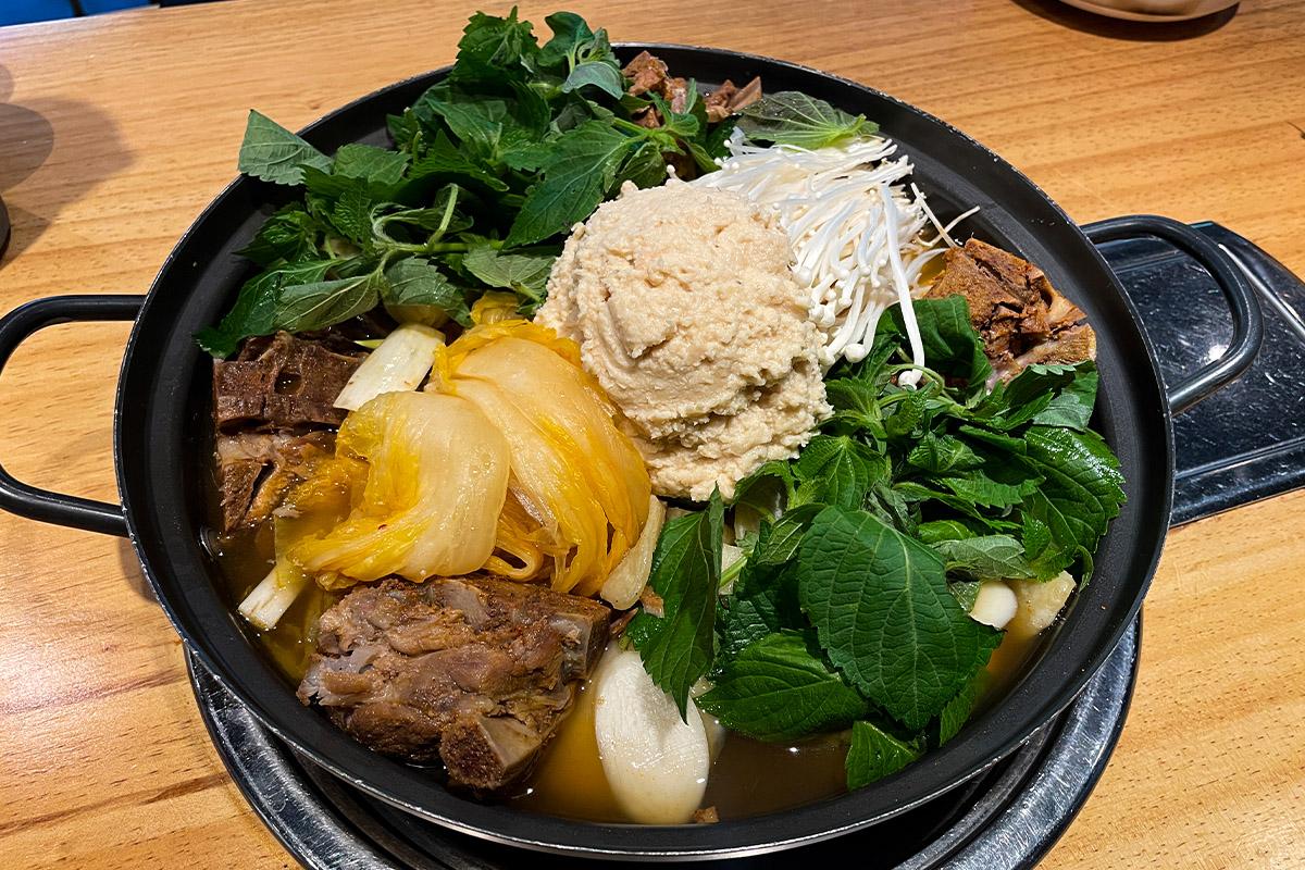 餐厅透明窗旁的桌子