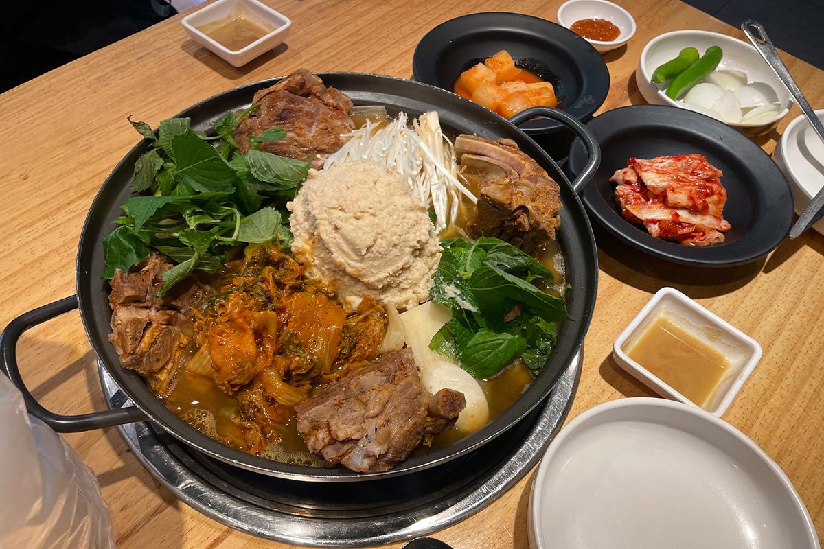Kongbbyeosut Gamjatang | Gamjatang en Myeongdong