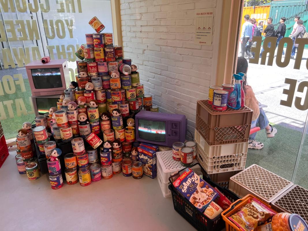 NCT CCOMAZ GROCERY STOREのカラフルなおしゃれグッズ。可愛いキャラクターたちの商品。