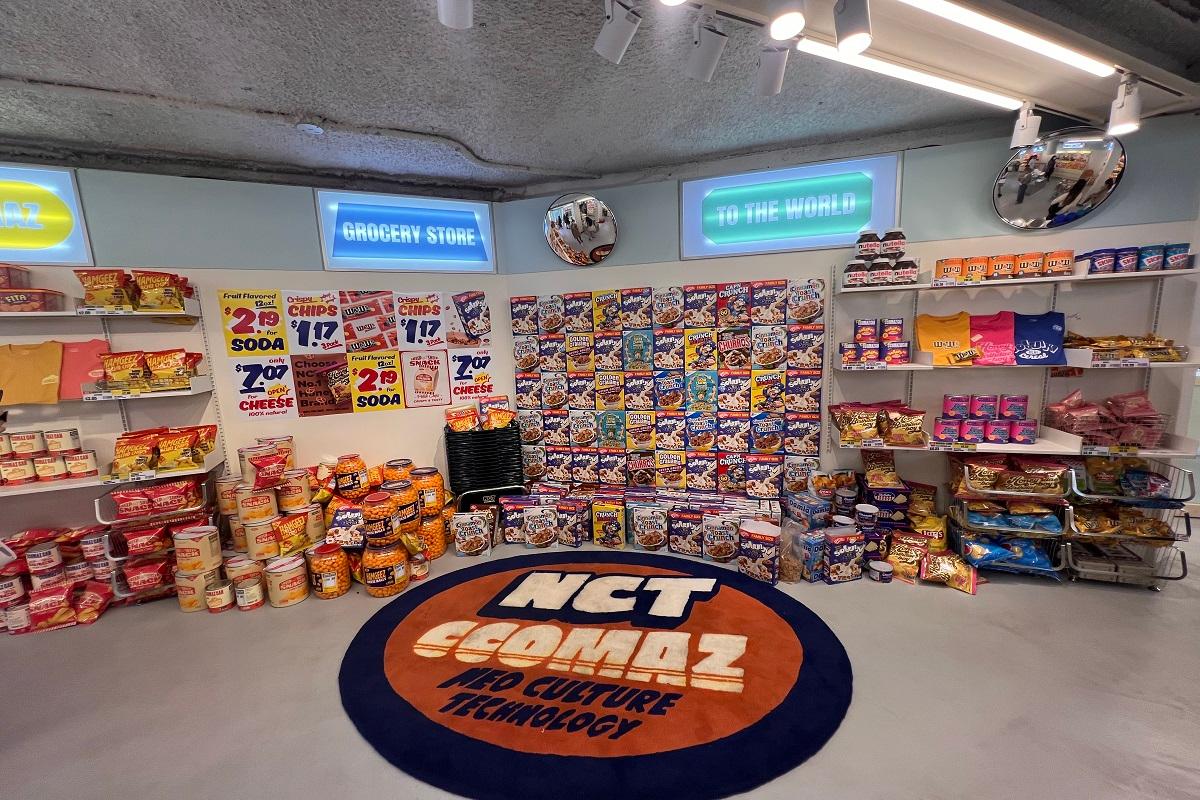 NCT CCOMAZ GROCERY STOREの缶詰展示。アート的な商品ディスプレイの一例。