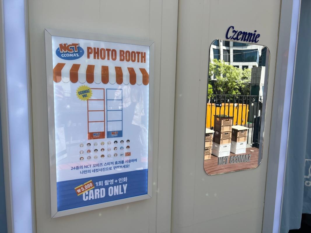 NCT CCOMAZ GROCERY STOREのキャラクターとの限定フォトブース。素敵な瞬間を記念に撮影。