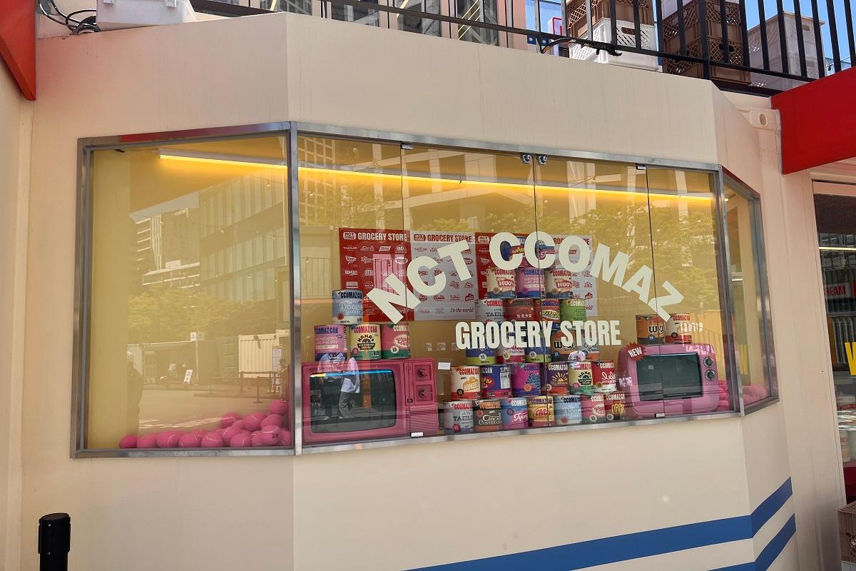 NCT CCOMAZ GROCERY STOREの内部の食料品エリア。アルファベットが壁に装飾されている様子。