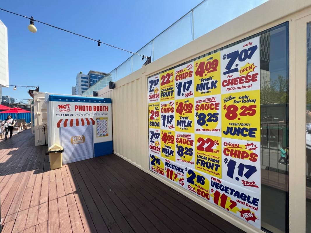 NCT CCOMAZ GROCERY STOREの屋外テラスエリア。リラックスできるフォトブースが設けられている。