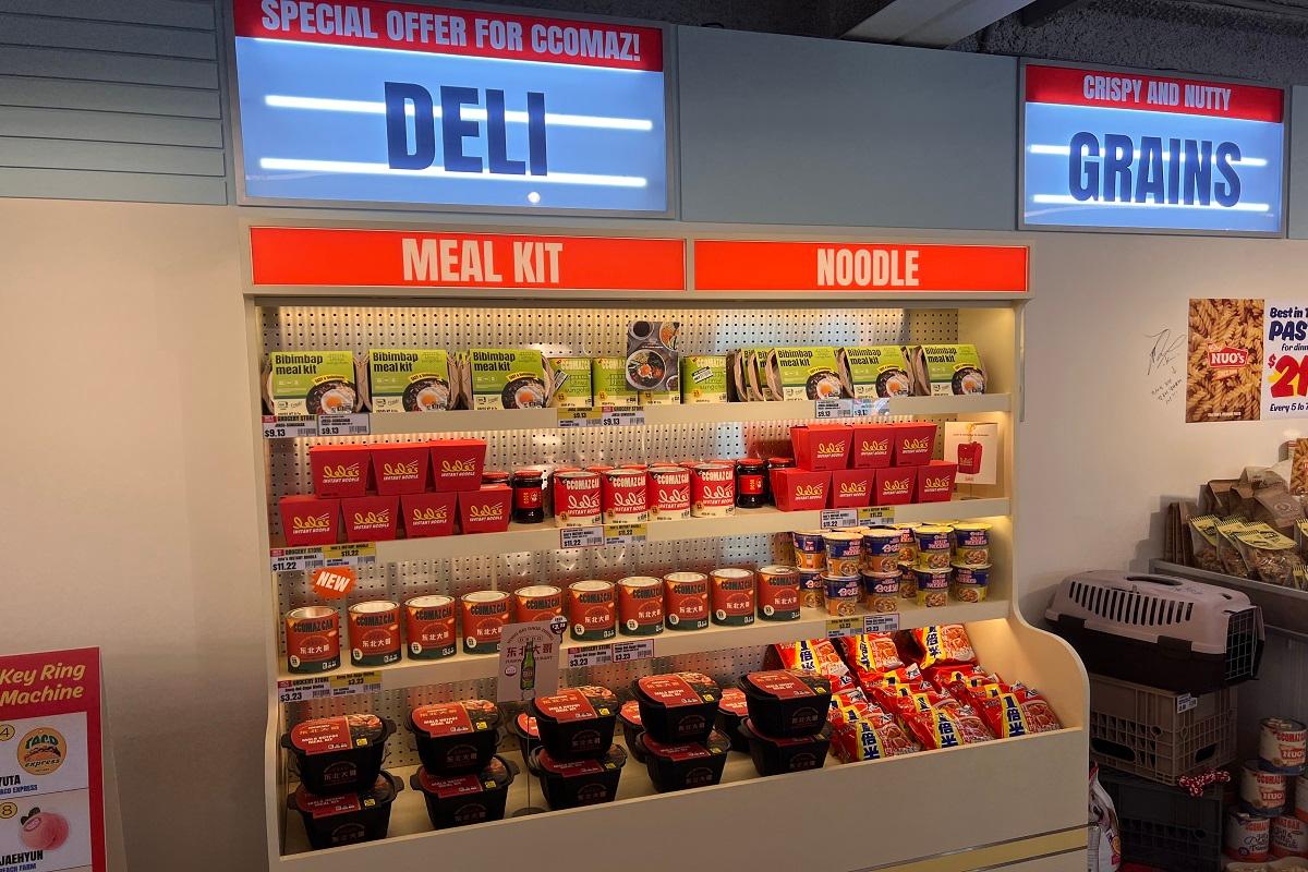 NCT CCOMAZ GROCERY STOREの内部の様子。カラフルな商品が並んでおり、訪問者の目を引く。