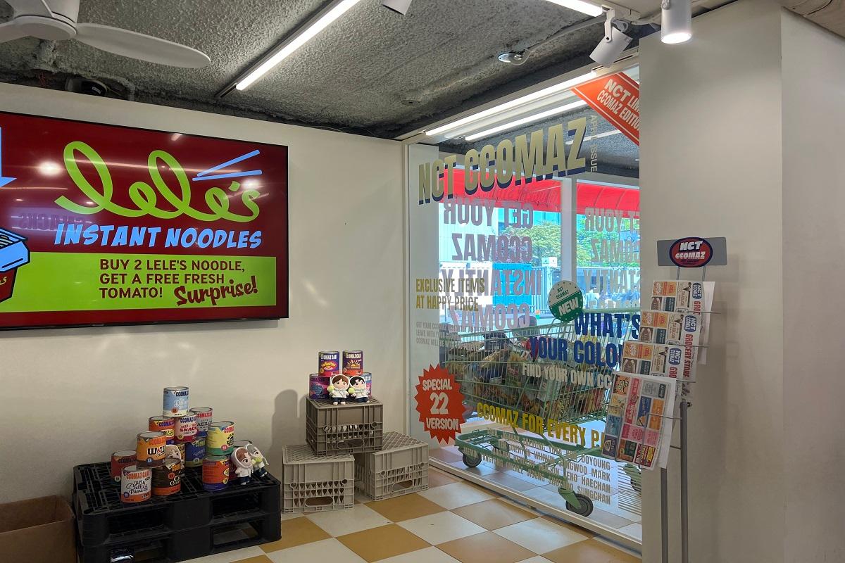 NCT CCOMAZ GROCERY STOREのカウンターエリア。スーパーマーケットの雰囲気を再現した受付の様子。