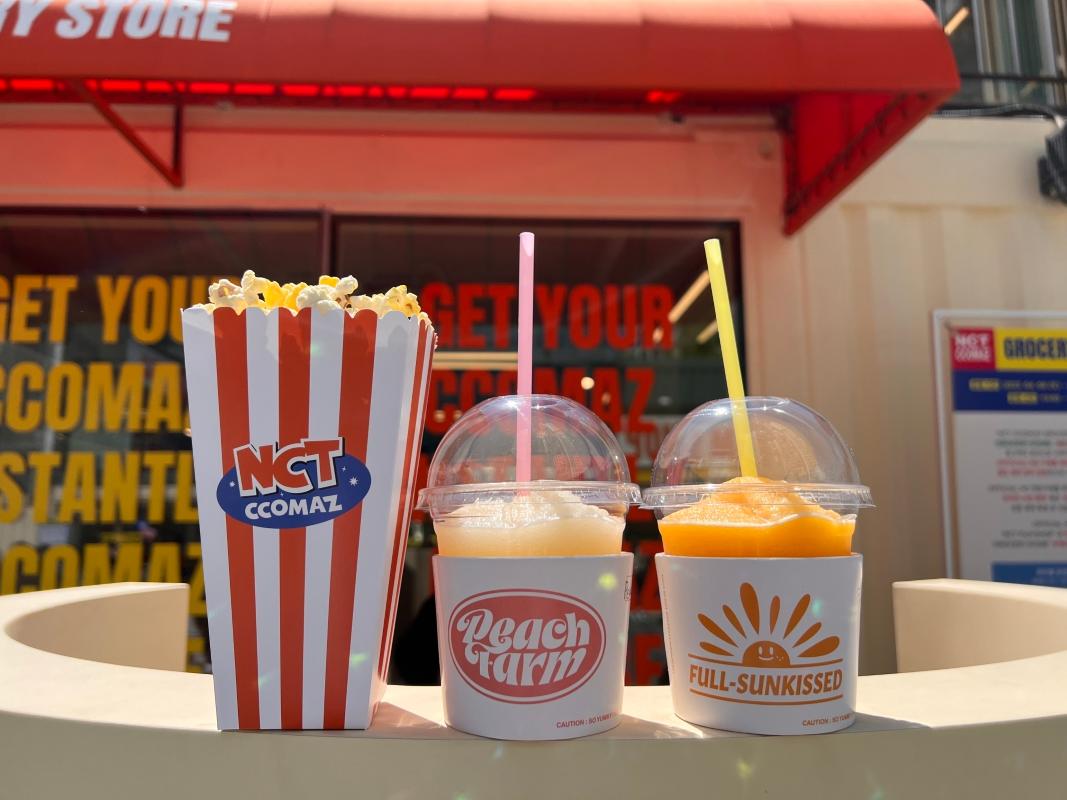 NCT CCOMAZ GROCERY STOREで販売されるスナックとドリンク。ジェヒョンとへチャンがモチーフの飲み物とポップコーン。