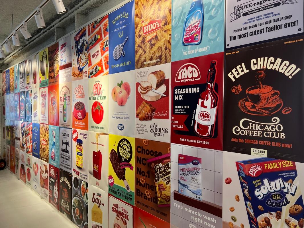 NCT CCOMAZ GROCERY STOREの壁に貼られたメンバーポスター。ファン向けのフォトスポット。