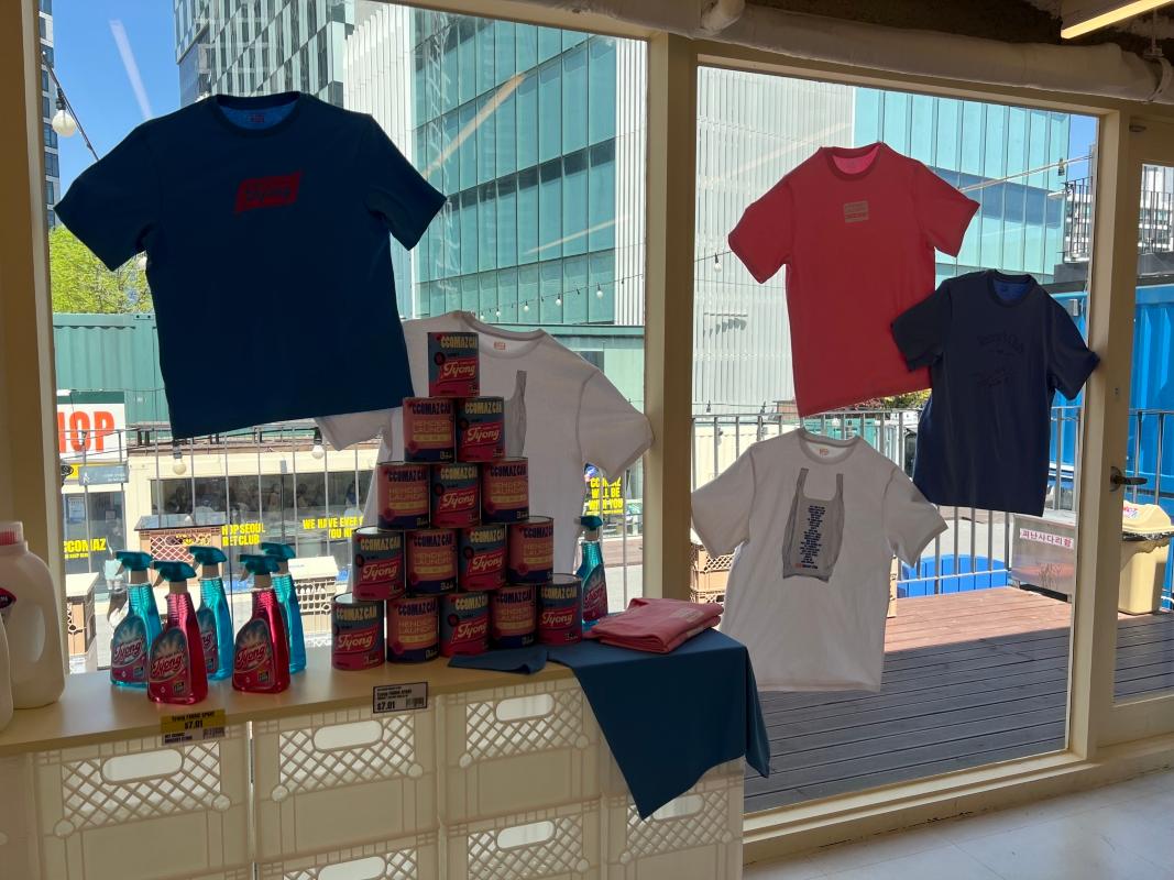 NCT CCOMAZ GROCERY STOREのアパレルショップコーナー。カラフルでファッショナブルな衣類が揃う。