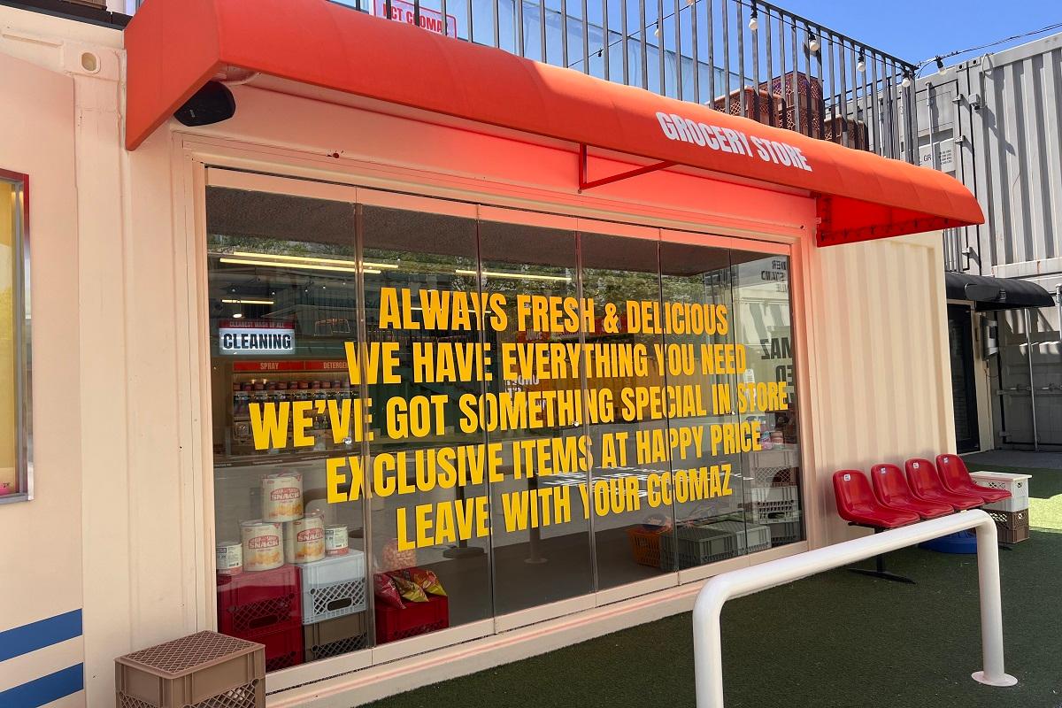 NCT CCOMAZ GROCERY STOREの内部に並ぶ商品棚。色とりどりのパッケージ商品が並んでいる様子。