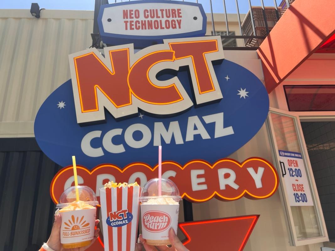 NCT CCOMAZ GROCERY STOREで提供されるフードアイテム。手頃な価格のポップコーンとドリンク。