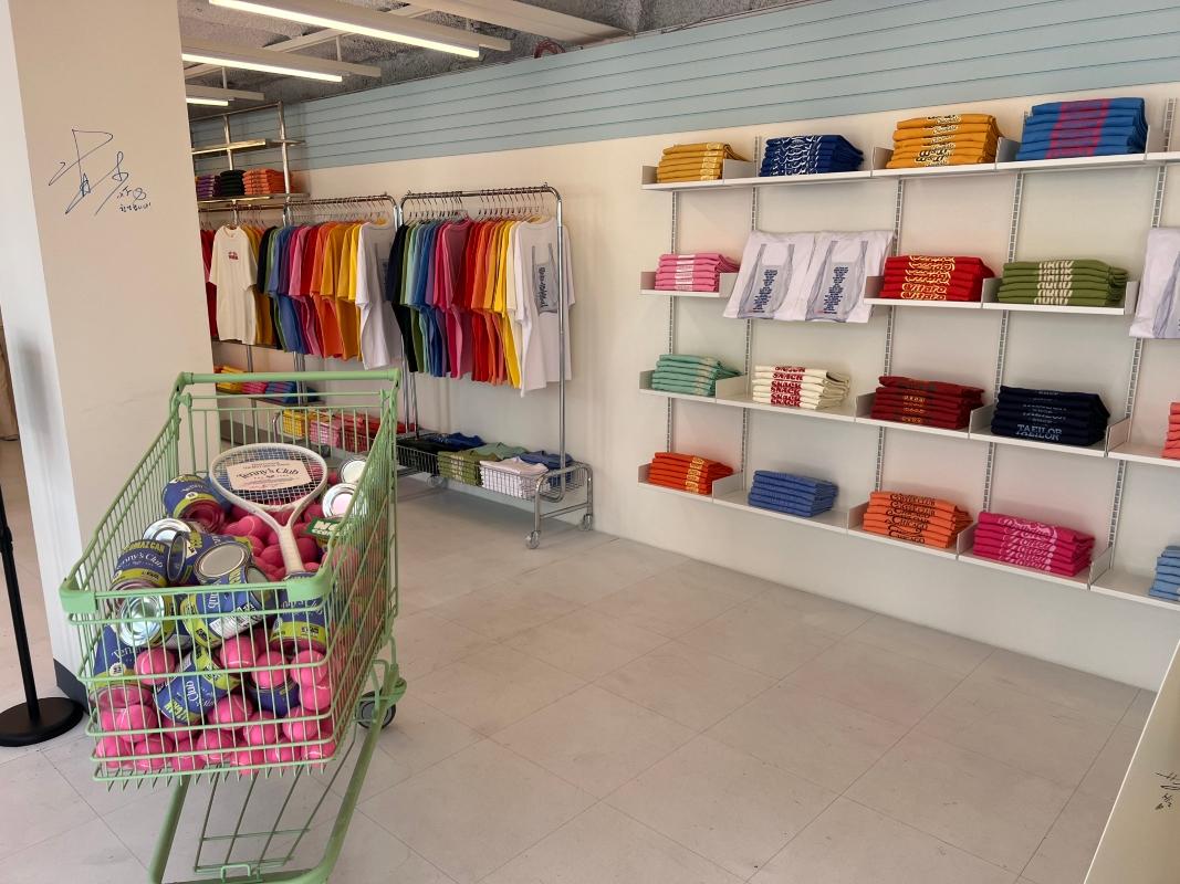 NCT CCOMAZ GROCERY STOREの2階にあるアパレルショップエリア。色とりどりのTシャツが並ぶ。