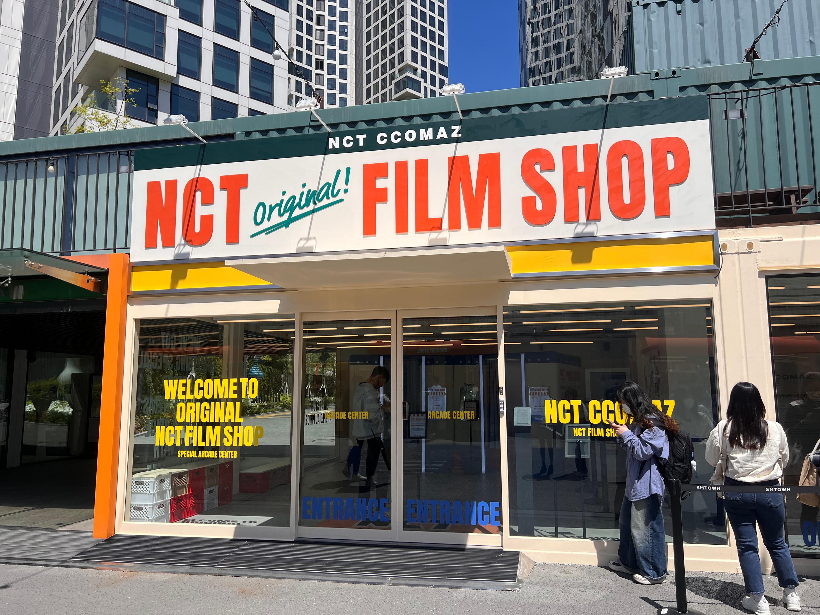 NCT CCOMAZ フィルムショップの外観。ポップアップストアの向かい側に位置する施設。