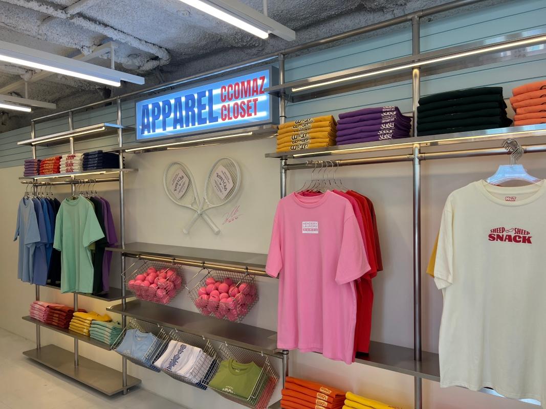 NCT CCOMAZ GROCERY STOREに展示されているメンバーポスター。ユニークな撮影スポット。