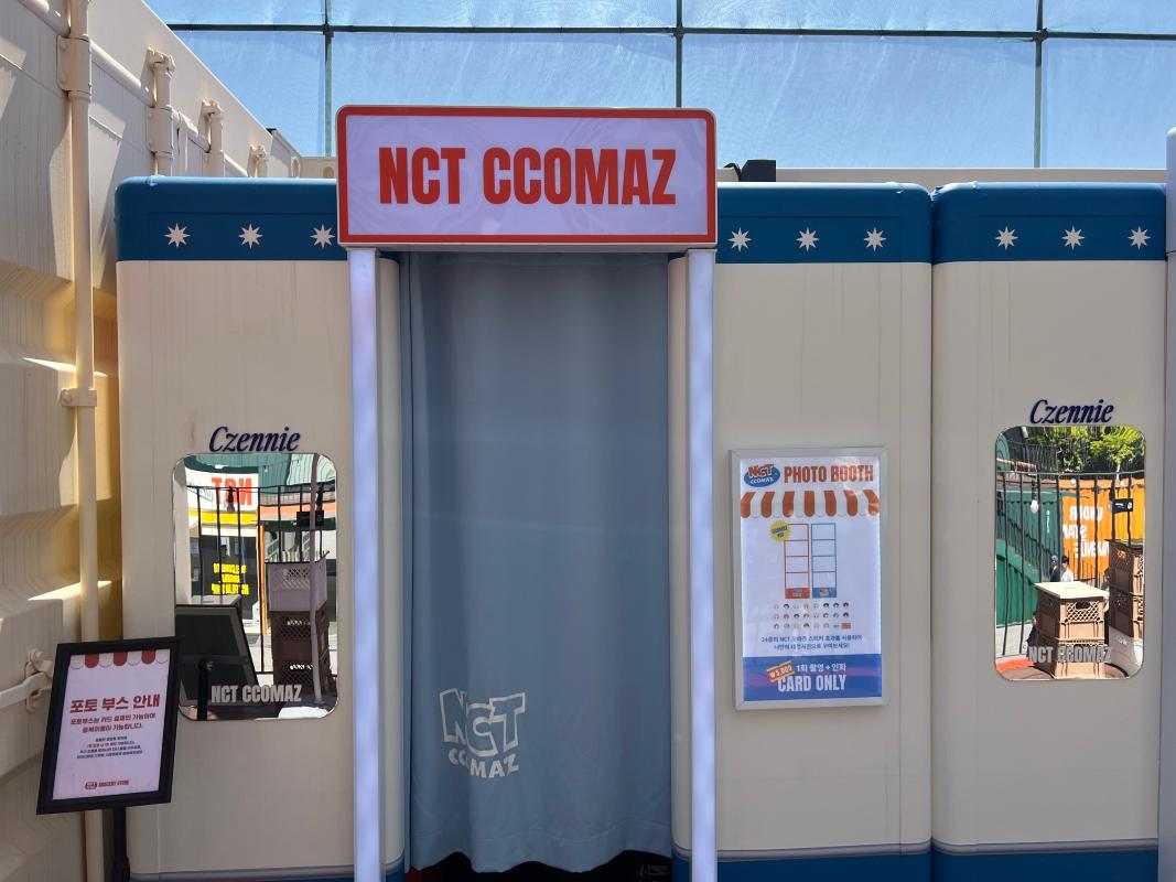 NCT CCOMAZ GROCERY STOREのテラスからの眺め。隣接するフィルムショップが見られる。