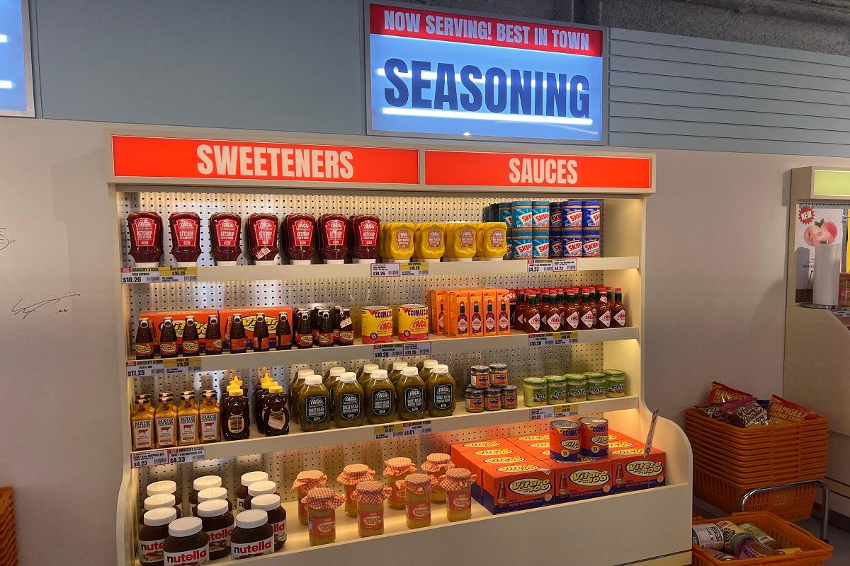 NCT CCOMAZ GROCERY STORE内のコンセプトに基づく食品陳列。メンバーごとに異なるアイテムが並ぶ。