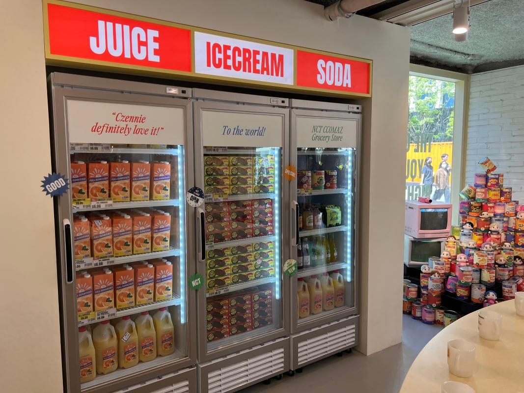 NCT CCOMAZ GROCERY STOREの内部に展示された家庭用品。様々な商品ラインが揃う。