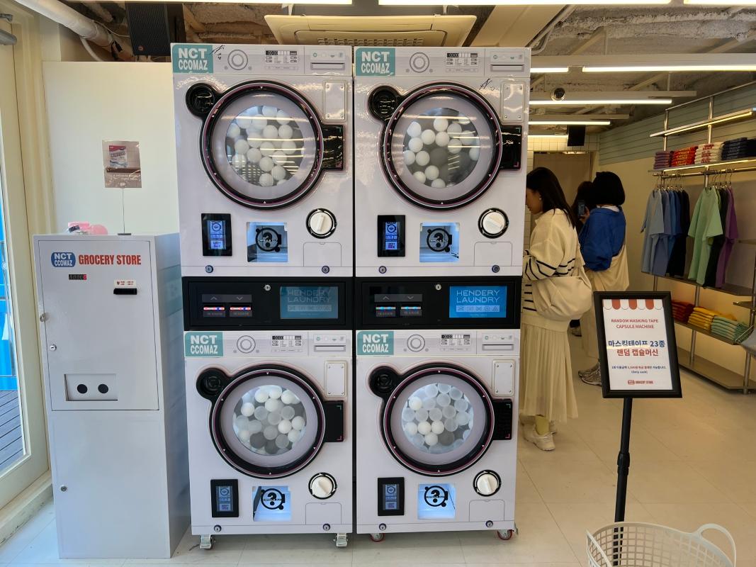 NCT CCOMAZ GROCERY STOREのコインランドリー風のガチャガチャマシーン。