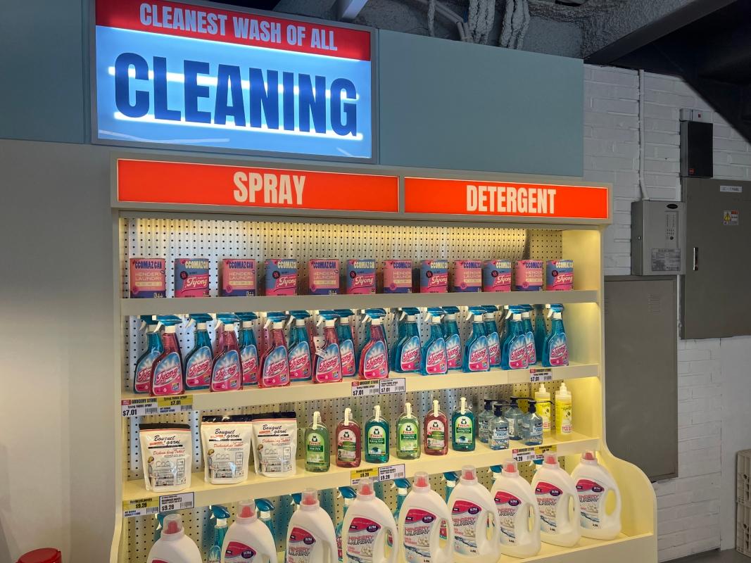 NCT CCOMAZ GROCERY STOREの目を引くスナックコーナーの展示。フォトスポットとしても利用可能。