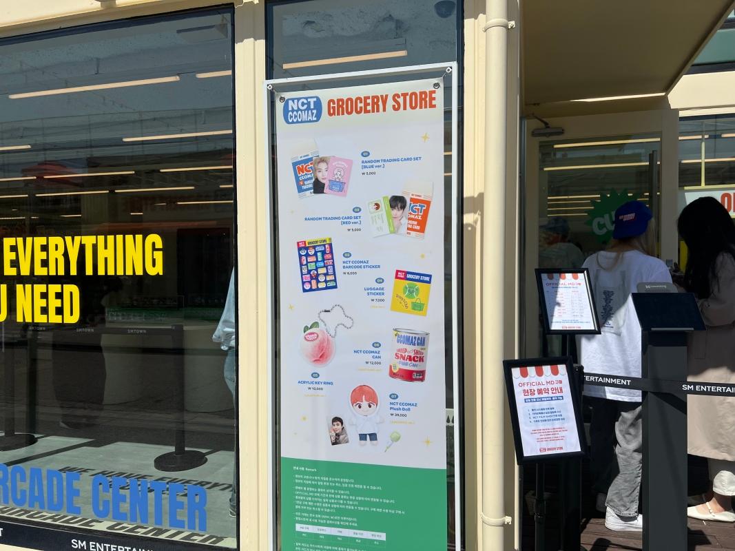 NCT CCOMAZ GROCERY STOREで購入可能なグッズラインナップポスター。事前予約で購入可能なアイテムを紹介。