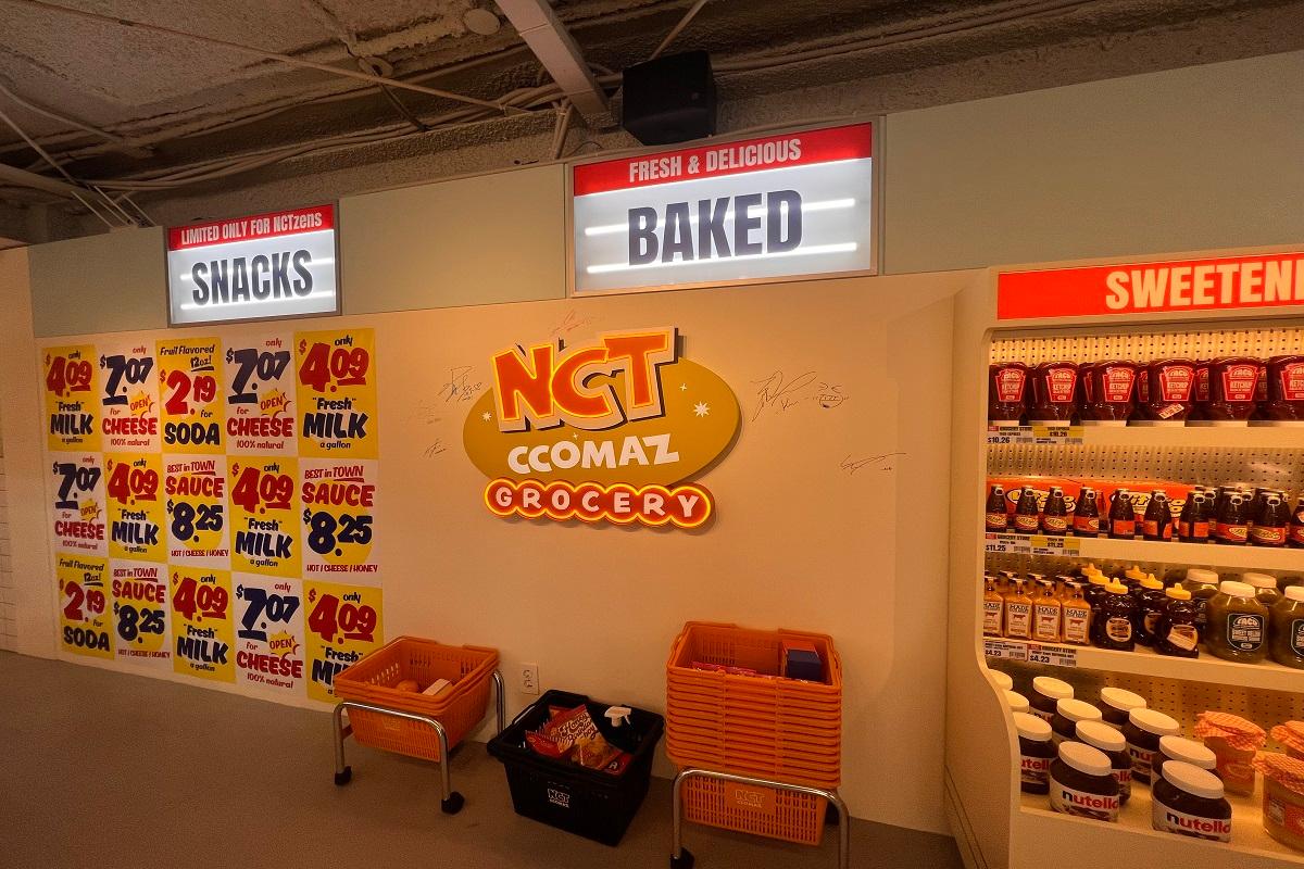 NCT CCOMAZ GROCERY STOREの中に入ってすぐに見えるカラフルな買い物かごのエリア。