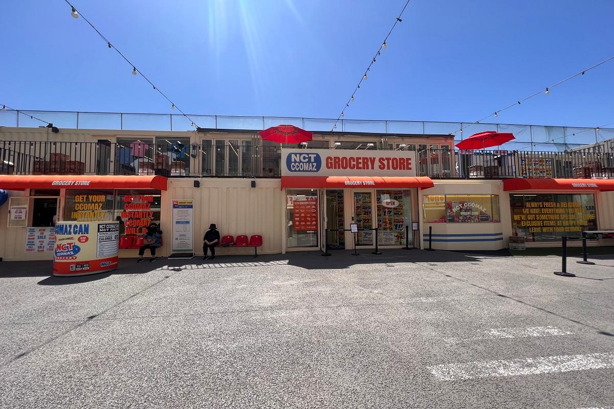 NCT CCOMAZ GROCERY STOREの入口。無料で入場可能なポップアップストアの入り口の様子。