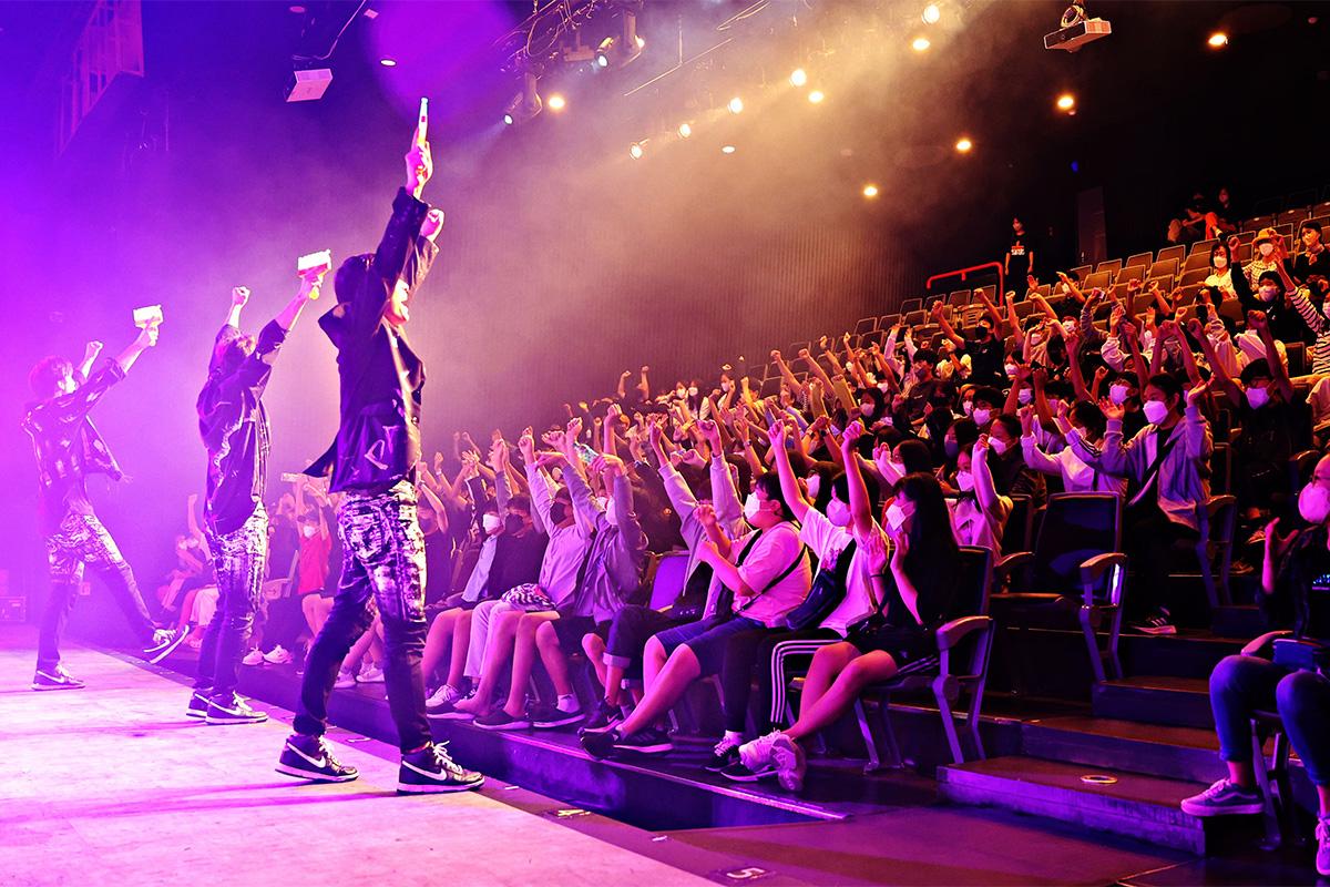 kết chào khán giả tại Buổi biểu diễn The painters ở Myeongdong, Hàn Quốc