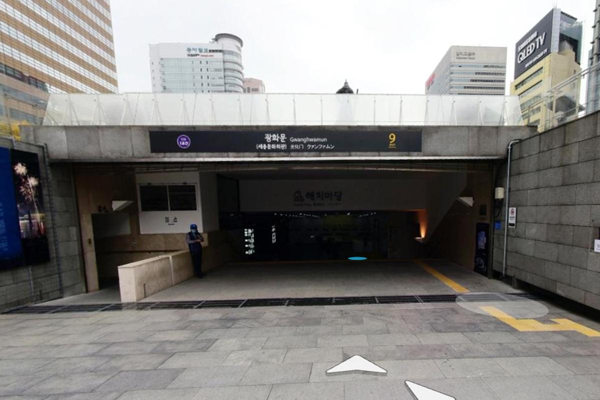 Pintu keluar 9 Stasiun Gwanghwamun di Seoul, salah satu titik pertemuan untuk tur kota.