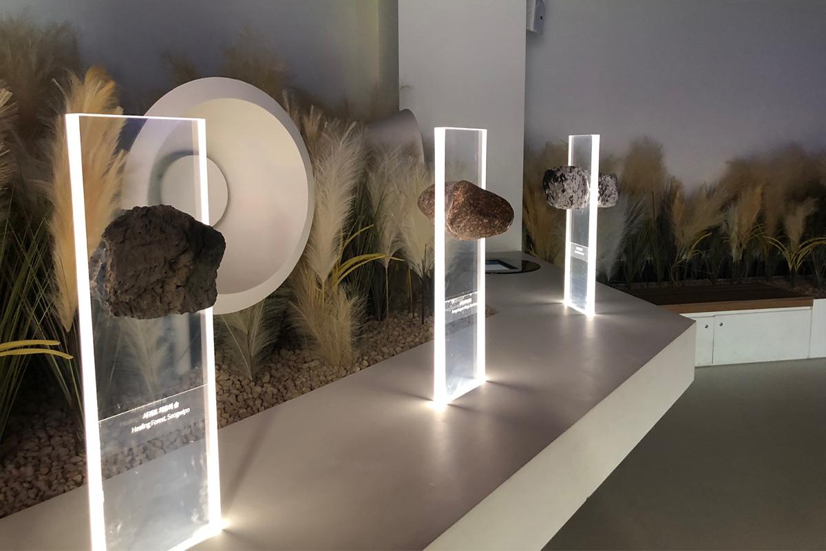 Pameran bebatuan terapung beriluminasi di Pusat Pengalaman HiKR Ground di Seoul.