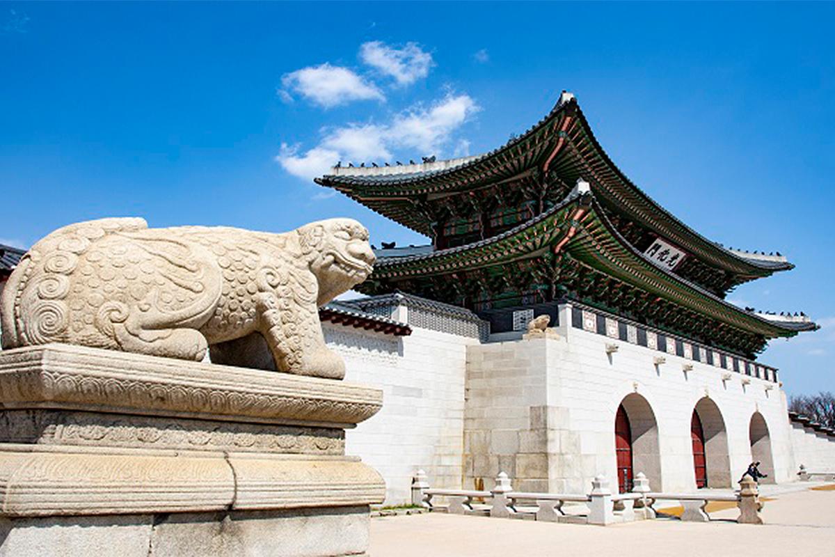 Pemandangan tempat gerbang masuk utama Istana Gyeongbokgung Seoul dengan patung singa batu.