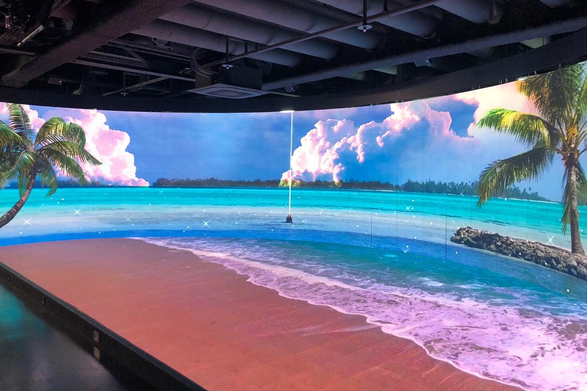 Layar video lebar dengan gambaran pantai di Pusat Pengalaman Hallyu, HiKR Ground, Seoul.