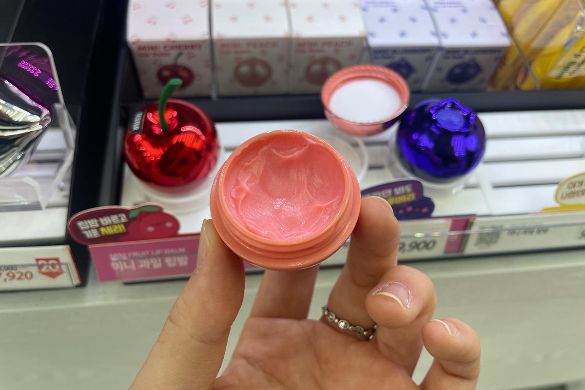 Tony Moly-ны жимсний хэлбэртэй уруулын бальзам, хэлбэр үзүүлж буй дүр зураг.