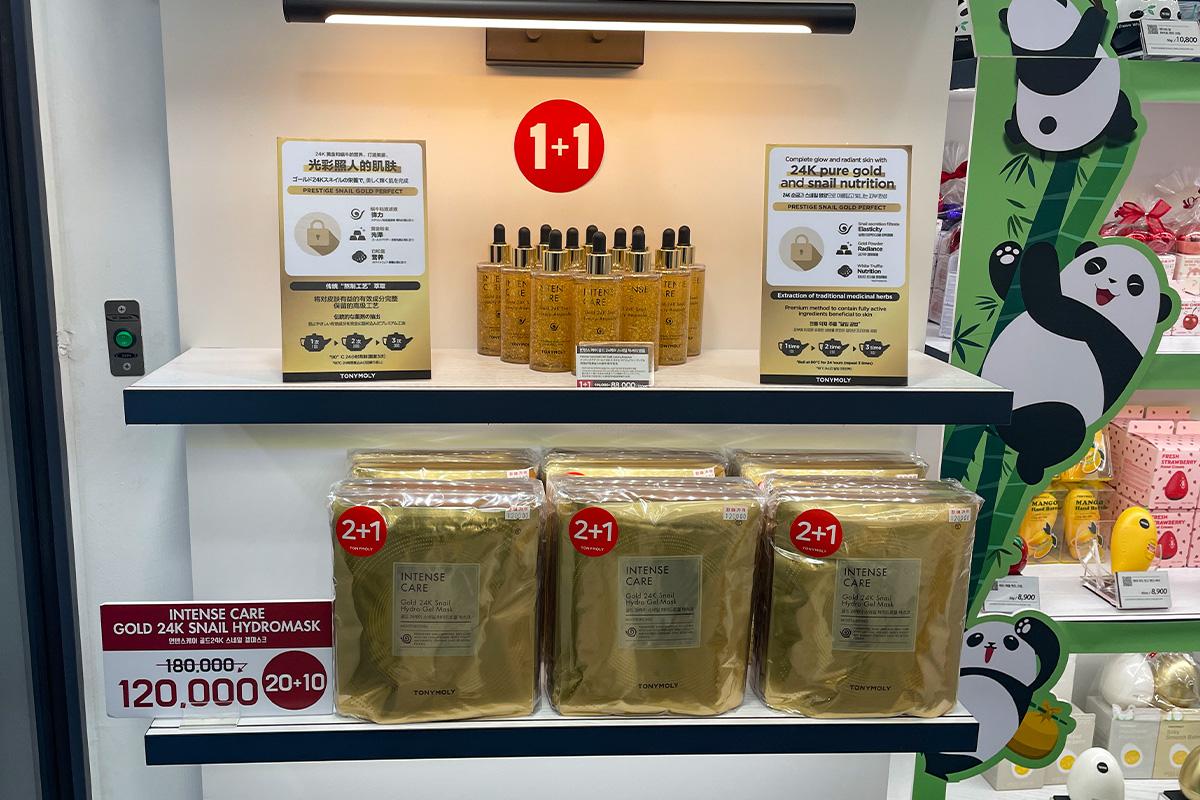 24K цуврал бүтээгдэхүүн үзүүлж байгаа Tony Moly дэлгүүрийн зүүн талын зураг.