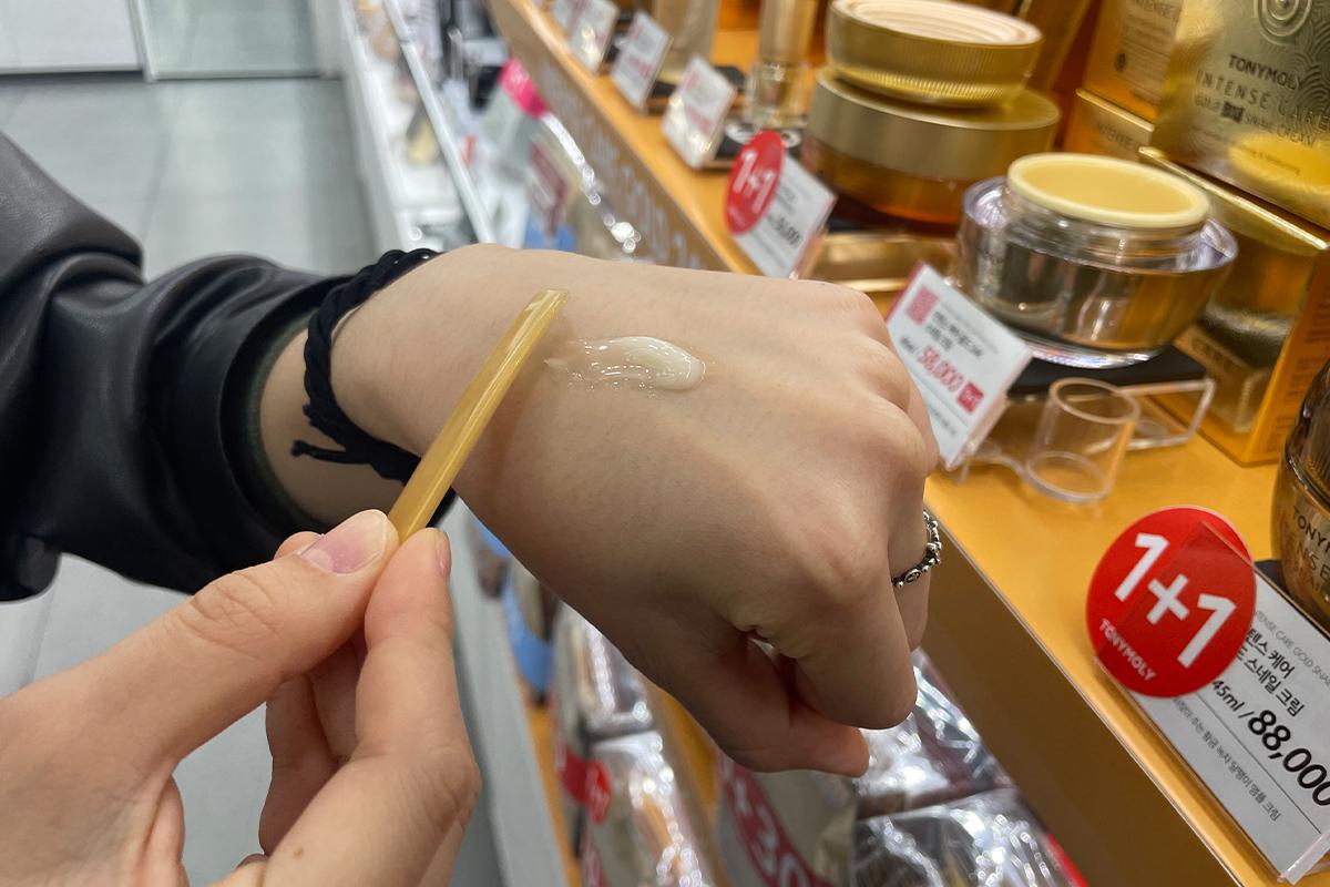 Tony Moly-ийн чийгшүүлэгч кремийг гар дээр түрхэж, чийглэг байдлыг туршиж байгаа хүмүүсийн зураг.