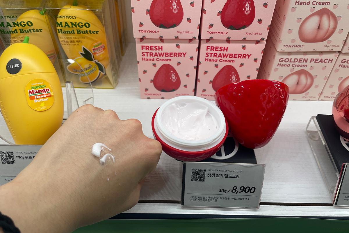 Fresh Strawberry гарын тос, Tony Moly савлагааг харах боломжтой.