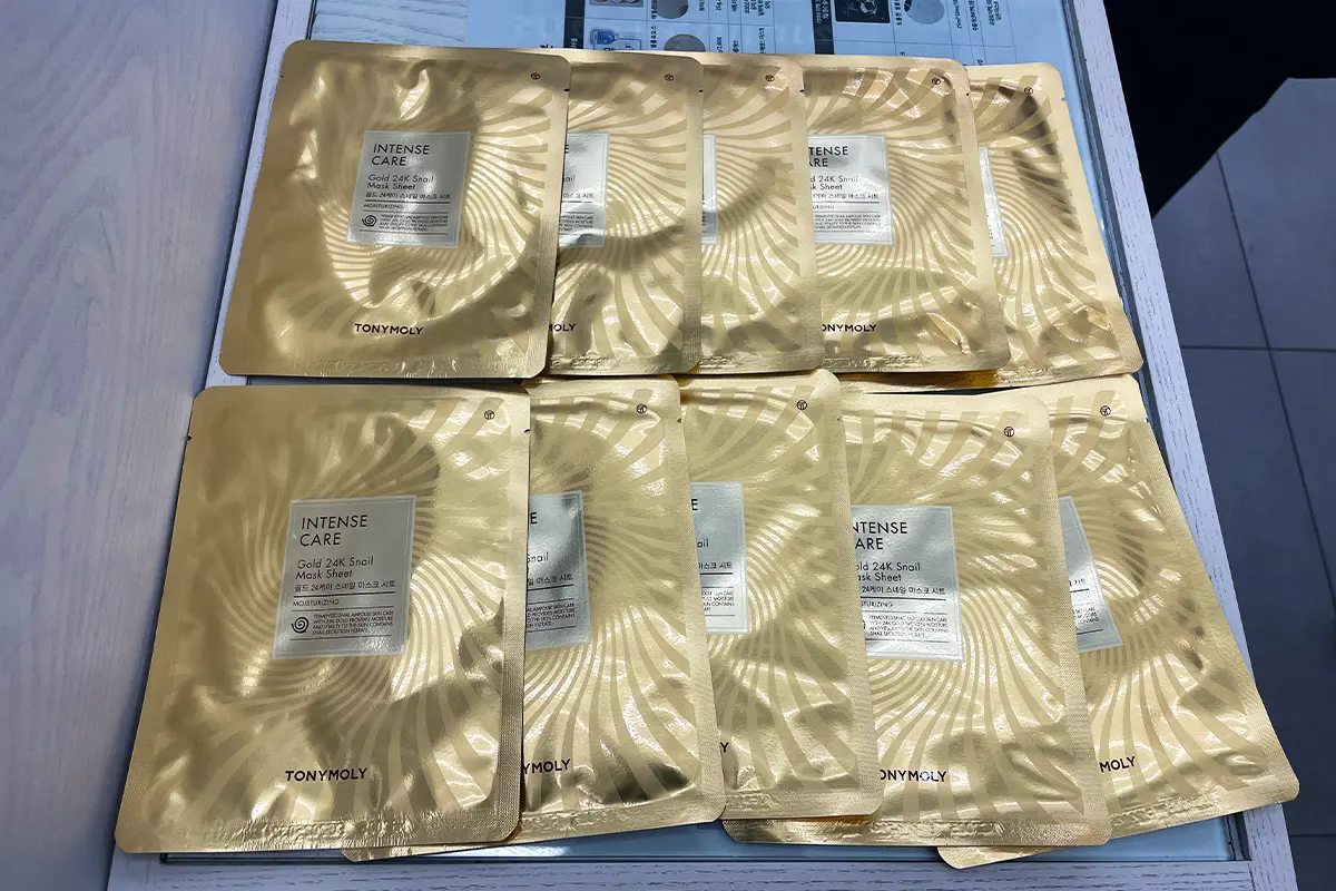 tặng mặt nạ 24k tại cửa hàng Tonymoly Myeongdong 3-beonga, Hàn Quốc