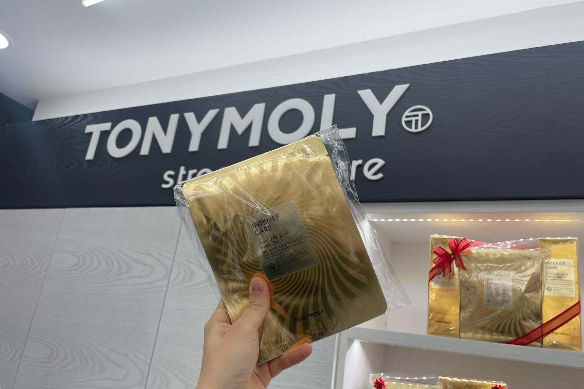 Tony Moly дэлгүүр доторх алтан өнгийн Intense Care Gold 24K Snail ампулын бүтээгдэхүүн.