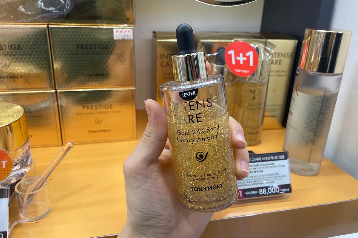 24K Snail Luxury Ampoule бүтээгдэхүүнийг туршиж байгаа хүмүүсийн зураг.
