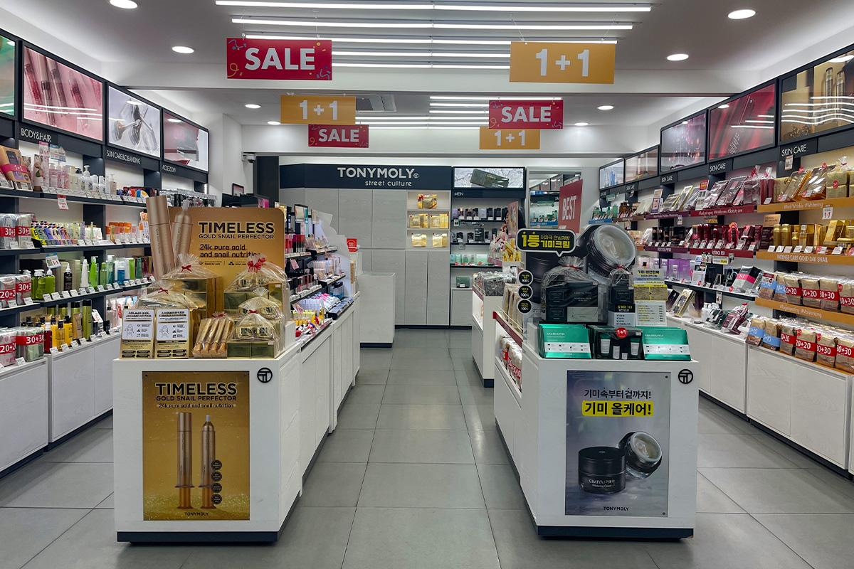 Tony Moly Myeongdong 3 дахь салбар, гоо сайхны бүтээгдэхүүнүүдийг санал болгож буй дэлгүүрийн дүр зураг.