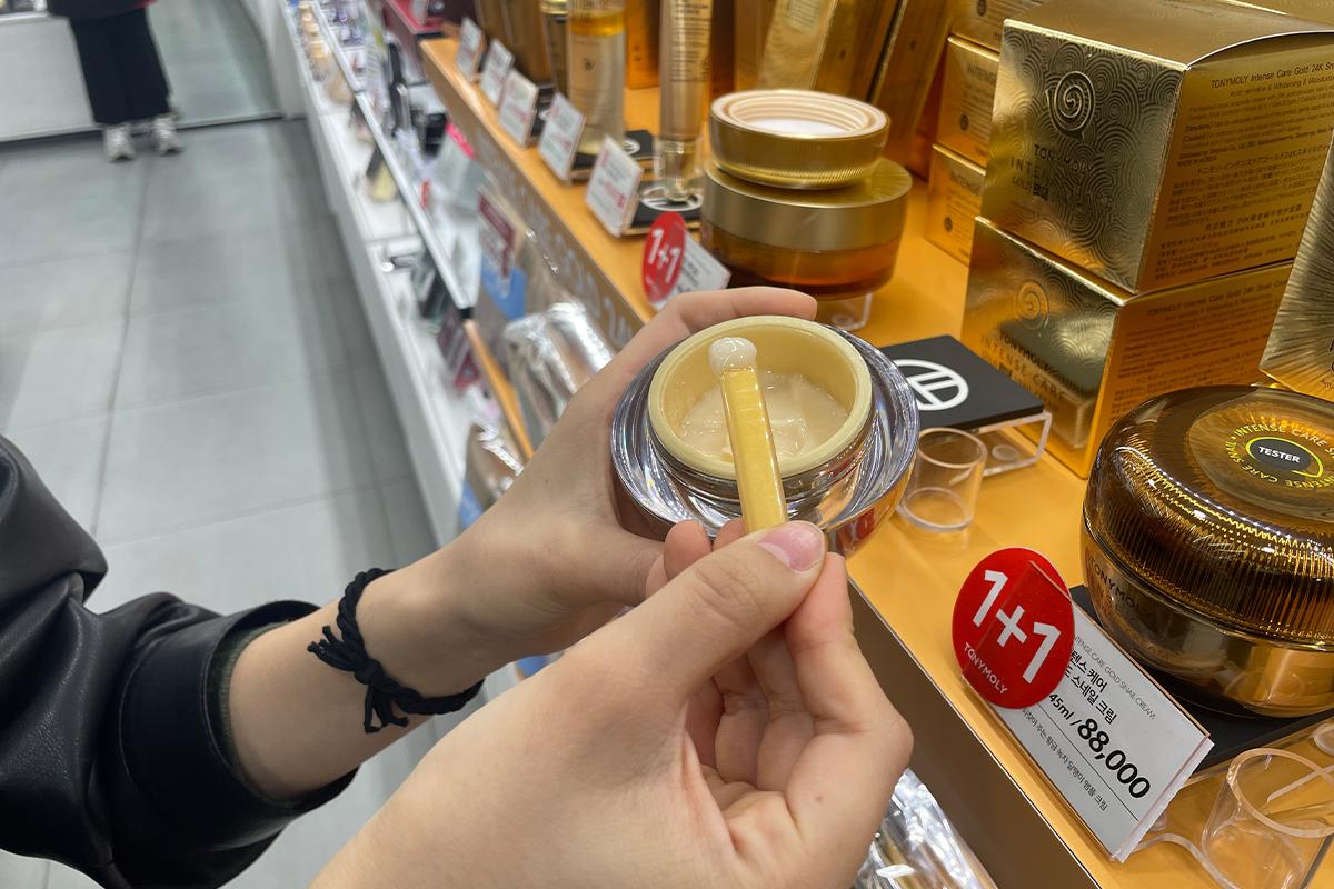 Intense Care Gold 24K Snail Cream бүтээгдэхүүнийг хэрэглэж, туршилт хийж буй дүр зураг.