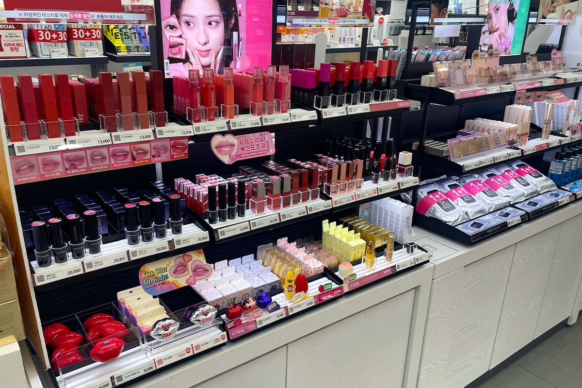 Tony Moly дэлгүүрийн уруулын бүтээгдэхүүнүүд, гол үүдэнд байрлах хэсэг.