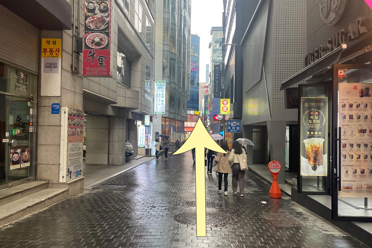 Метроны буудлаас зүүн гарах дүр зураг, Les JOURS Cafe-ийн эмчилгээтэй ойрхон.