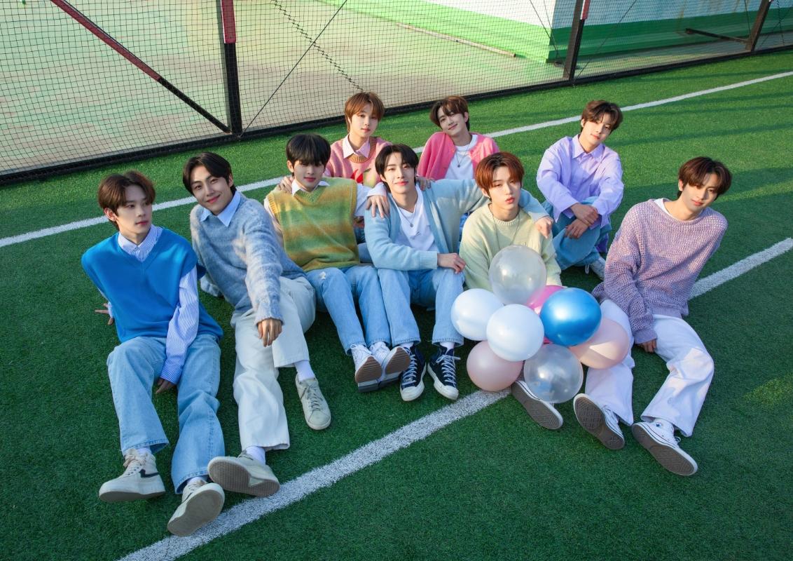 YOUNITEが5部作の一環として2023年5月発売する『光：BIT Part․1』のアルバム画像。ビビッドカラーの背景を背にした6名のメンバーが立ってポーズを取っている。